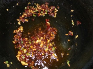 5、麻辣豆腐,加入豆瓣酱炒出红油，注意火候。