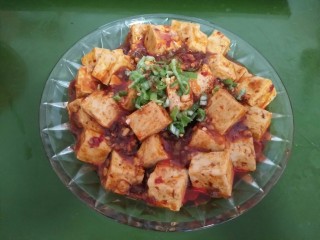 8、麻辣豆腐,加入鸡精，关火出锅，大功告成。