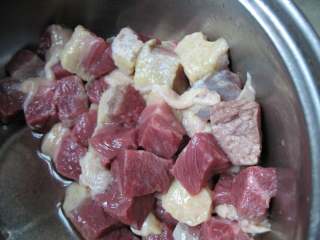 1、川味红烧牛肉面,牛肉洗净，切块备用。