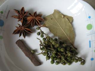 2、川味红烧牛肉面,准备好香叶八角花椒；姜切片，辣椒切小段。