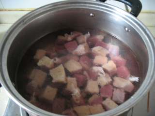 3、川味红烧牛肉面,牛肉洗净，焯去血水后沥干备用。