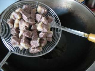 4、川味红烧牛肉面,锅中热油，入牛肉翻炒。