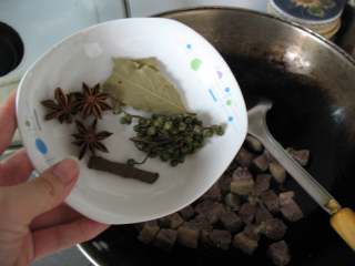 5、川味红烧牛肉面,加入香料一起翻炒。