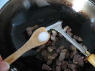7、川味红烧牛肉面,加少量盐，出锅备用。（因为牛肉稍后还要炖煮，所以这一步只要炒香，不用全熟哈~）