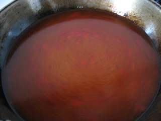 9、川味红烧牛肉面,开始熬制汤底，：锅中热油，倒入郫县豆瓣酱翻炒至油色红亮，加适量水，熬制半小时左右。