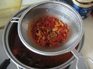 10、川味红烧牛肉面,滤去豆瓣酱的渣滓，留红汤，加入前面炒香的牛肉和调料，加入已经泡发的笋干，炖煮2小时以上至牛肉酥烂。