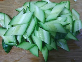 1、凉拌腐竹黄瓜,黄瓜切菱形片