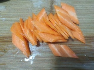 2、凉拌腐竹黄瓜,胡萝卜切菱形片