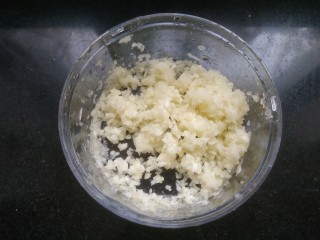 4、凉拌腐竹黄瓜,蒜切末