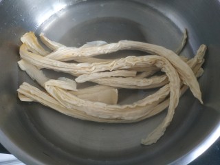 6、凉拌腐竹黄瓜,腐竹提前泡发