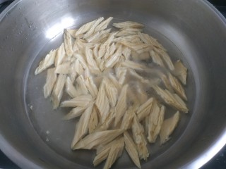 8、凉拌腐竹黄瓜,下锅焯水一分钟,捞出控干水分待用