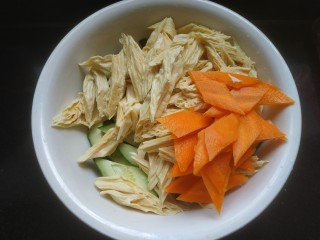 10、凉拌腐竹黄瓜,把黄瓜腐竹胡萝卜放入盆中