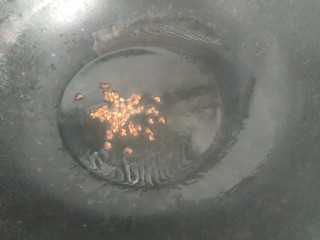 12、凉拌腐竹黄瓜,锅中放入适量植物油,爆香花椒,捞出花椒不要