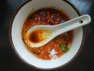 16、凉拌腐竹黄瓜,适量白糖