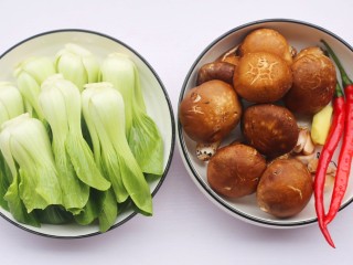 1、香菇油菜,准备好所有食材。