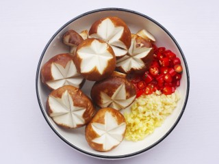 2、香菇油菜,香菇去蒂切米字花刀， 姜蒜切末，红椒切圈。