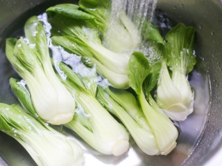 5、香菇油菜,油菜洗净。