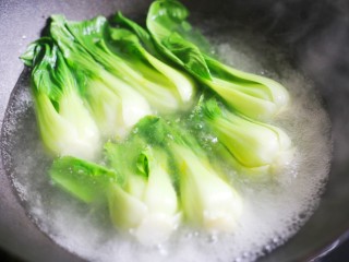 6、香菇油菜,锅里加入适量水烧开，放入油菜焯至变软后盛出摆盘。