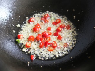 8、香菇油菜,加入红椒。