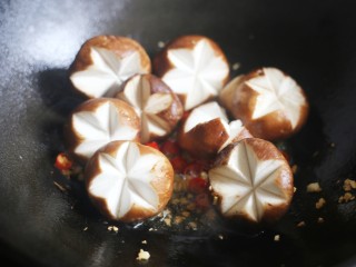 9、香菇油菜,加入香菇。