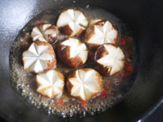 11、香菇油菜,边煮边翻炒香菇。