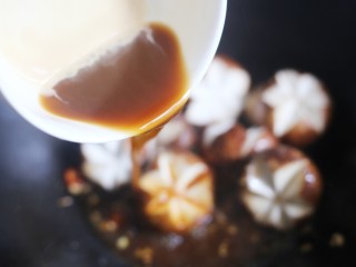 10、香菇油菜,倒入料汁。