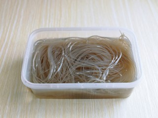 1、卷心菜炒粉丝,首先粉丝一定要提前泡软，用冷水即可。