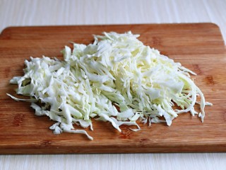 2、卷心菜炒粉丝,卷心菜洗干净后切丝。