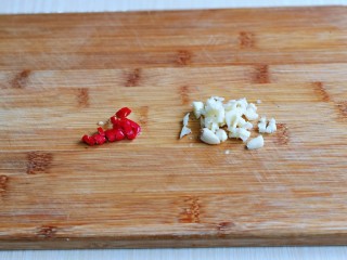 3、卷心菜炒粉丝,大蒜去皮切碎，辣椒洗干净切段。