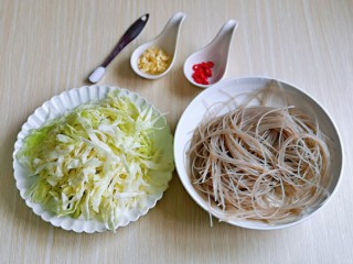 4、卷心菜炒粉丝,准备工作完成。