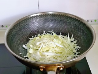 6、卷心菜炒粉丝,再加入切好的卷心菜。