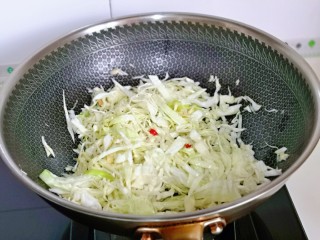 7、卷心菜炒粉丝,小火翻炒均匀。