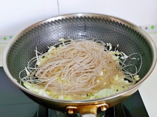 8、卷心菜炒粉丝,加入泡软的粉丝。