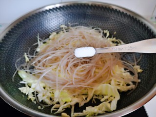 9、卷心菜炒粉丝,按个人口味加入盐，十三香。