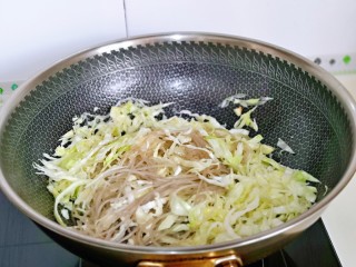 10、卷心菜炒粉丝,小火翻炒均匀。