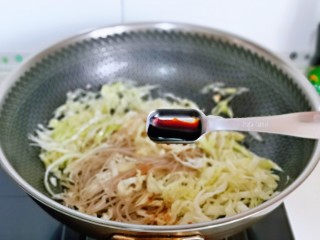 11、卷心菜炒粉丝,加入2勺生抽。