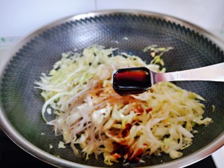 12、卷心菜炒粉丝,再加入一勺蚝油。