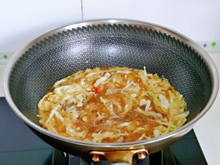 13、卷心菜炒粉丝,加入一小碗纯净水烧开，再加入醋炒熟即可关火。