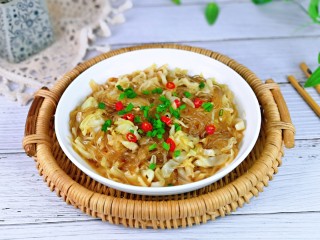 14、卷心菜炒粉丝,盛出装盘，撒葱花，简单快手家常菜。