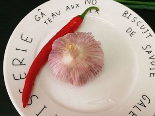 4、锡纸蒜香花蛤粉丝,准备好蒜,辣椒,葱,姜,姜忘记拍了,