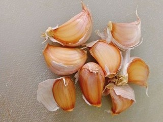 5、锡纸蒜香花蛤粉丝,蒜头买这个紫皮的比较香