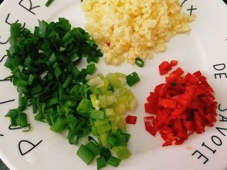 6、锡纸蒜香花蛤粉丝,全部切小