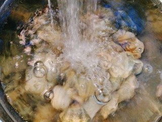 7、锡纸蒜香花蛤粉丝,养好的花蛤用流动的水反复冲洗