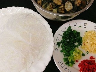 8、锡纸蒜香花蛤粉丝,全部食材准备好