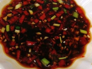 10、锡纸蒜香花蛤粉丝,调汁:首先先把蒜末,辣椒,葱头,姜丝放入碗里,加入料酒,蚝油,生抽,四川麸醋,白糖,清水调制而成