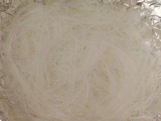 13、锡纸蒜香花蛤粉丝,粉丝水份不要沥太干,均匀铺上去,刚才调的汁先舀点均匀淋在粉丝上