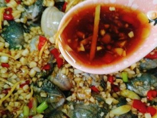 15、锡纸蒜香花蛤粉丝,把最后剩下的汁全部淋上去,
