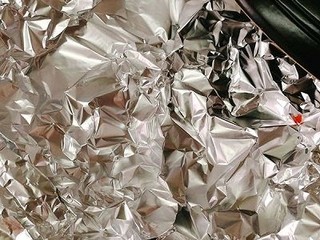 17、锡纸蒜香花蛤粉丝,面上再铺上一张铝箔纸,也可以取大张直接包上去。