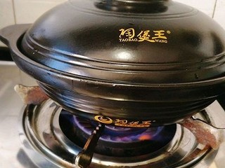 18、锡纸蒜香花蛤粉丝,开中火烤15分钟,花蛤全开即可,因为粉丝是开水泡好的比较容易熟