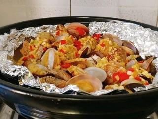 20、锡纸蒜香花蛤粉丝,上桌时撒上葱花即可